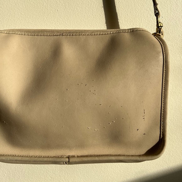 Vintage Coach Purse cream colour~preloved~has some belt rubbing damage on back - Picture 4 of 5